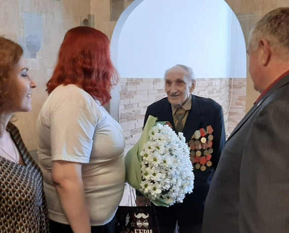 Помощники Алексея Журавлева поздравили со столетним юбилеем ветерана Великой Отечественной войны