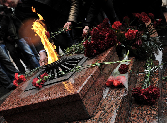 Алексей Журавлёв в Севастополе, возложение цветов и посещение Владимирского собора, 26 февраля 2014 г.