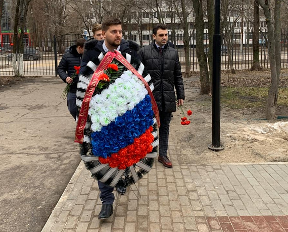 Делегация воронежской "РОДИНЫ" и общественники возложили цветы к памятнику Роману Филипову