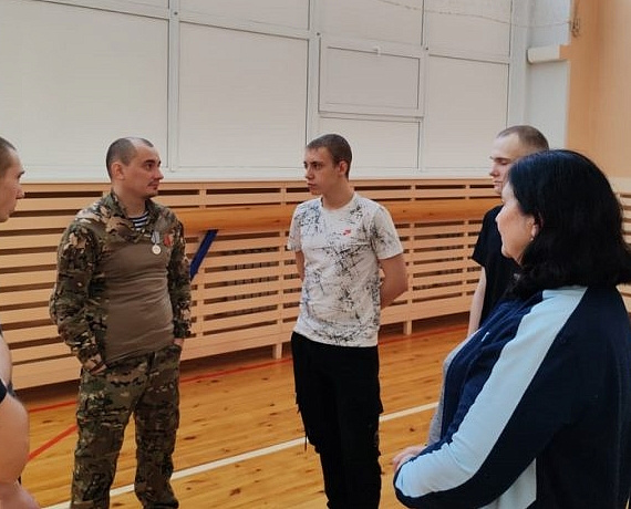 Клуб избирателей Вячеслава Илюхина организовал встречу волонтеров и школьников с ветераном СВО