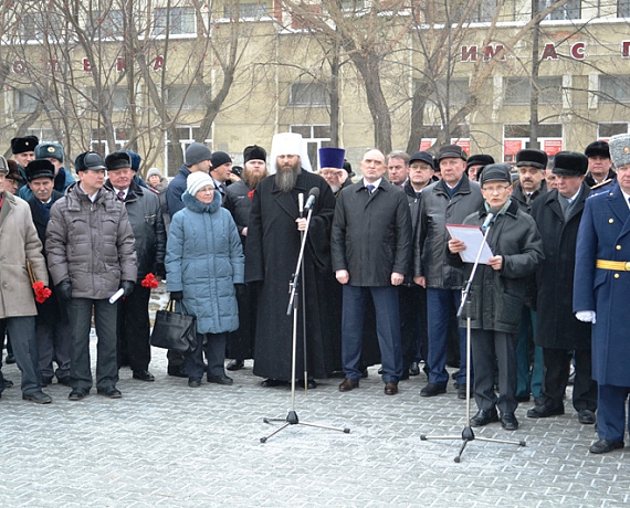 Челябинские активисты возложили цветы к памятнику "Доблестным сынам Отечества"