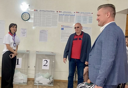 Владимир Сухарев объехал избирательные участки Астраханской области