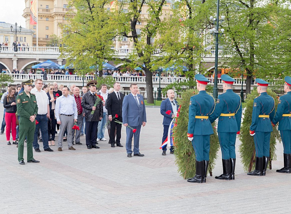 Представители "РОДИНЫ" возложили венки и цветы к могиле Неизвестного солдата, 06.05.2016