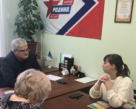 Директор новосибирского музея вручила Вячеславу Илюхину благодарственное письмо