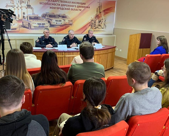 Представители молодежного движения Новгородской "РОДИНЫ" посетили УГИБДД