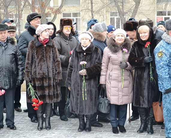 Челябинские активисты возложили цветы к памятнику "Доблестным сынам Отечества"