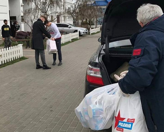 Воронежская "РОДИНА" передала воспитанникам приюта пасхальные подарки