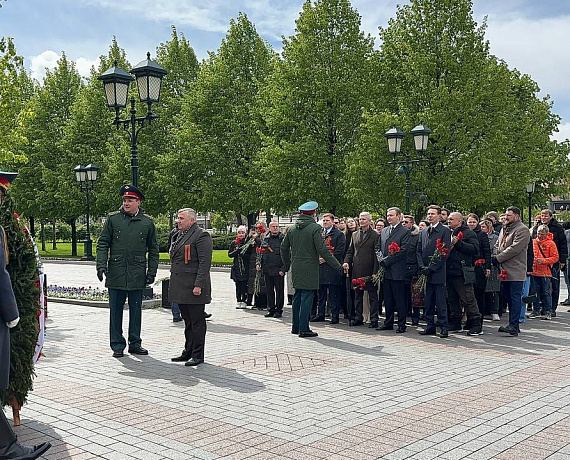 Соратники "РОДИНЫ" возложили венки и цветы к Могиле Неизвестного Солдата