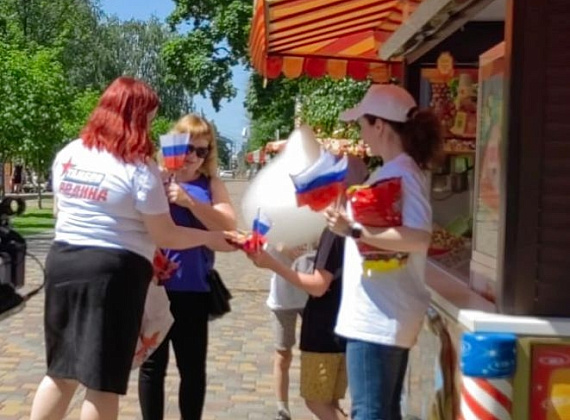 Сотрудники Приемной Алексея Журавлева поздравили тамбовчан с Днем России и с Днем города