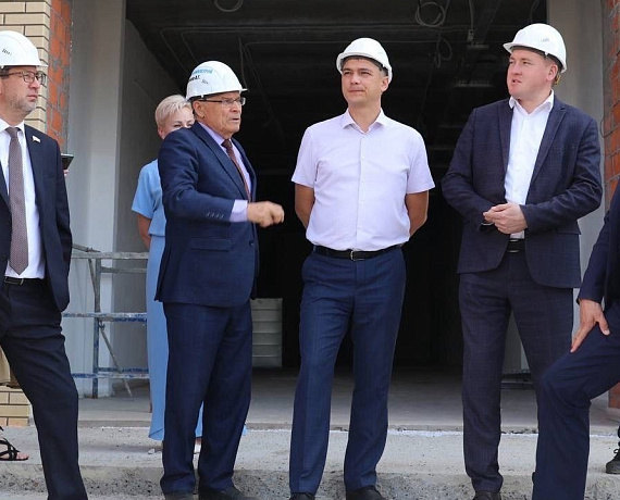 Владимир Михайлов ознакомился с ходом строительства школы в поселке Кугеси
