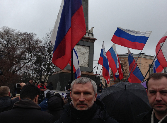 Алексей Журавлёв и Алексей Рылеев у захваченного парламента Крыма, 27 февраля 2014 г.