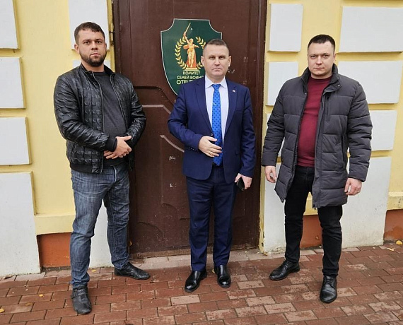 Геннадий Селебин передал от коллектива Брянской облбиблиотеки гумпомощь для нужд СВО