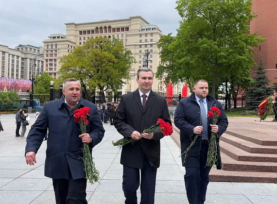Соратники партии "РОДИНА" возложили венки и цветы к Могиле Неизвестного Солдата, 05.05.2023
