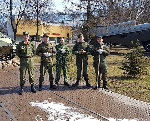 Ярославские родинцы провели субботник у Музея Боевой Славы