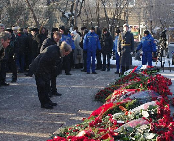 Родинцы возложили цветы на Мамаевом Кургане