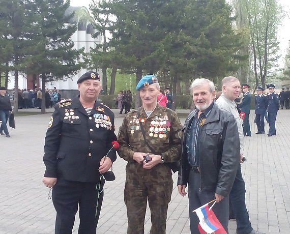 Омские социал-патриоты возложили гирлянду к Вечному огню