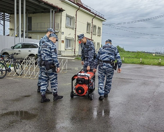 Тамбовские депутаты от партии "РОДИНА" передали сотрудникам Управления Росгвардии дизельный электрогенератор