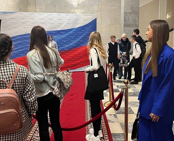 "Голос Родины" провел экскурсию по Госдуме для школьников
