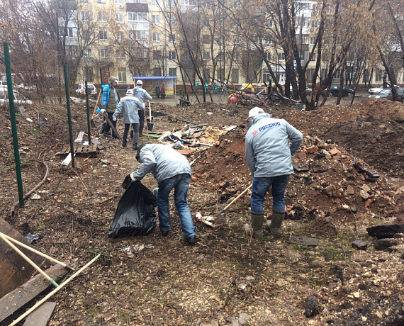 Партийцы провели субботник в Самаре