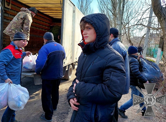 Журавлев с соратниками привезли гумпомощь в село Калиновка (ДНР, 29.03.2022)