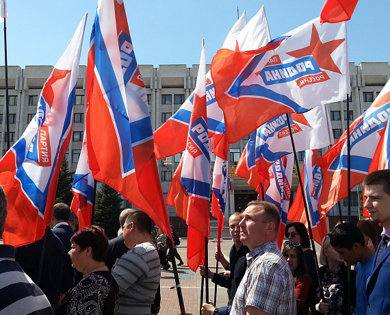 Самарские партийцы возложили цветы к Вечному огню