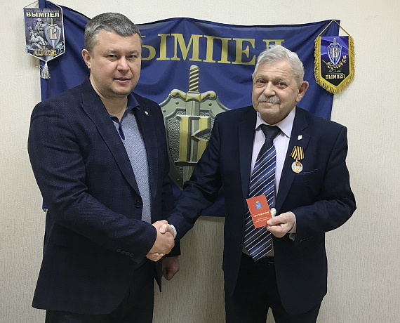Валерий Барсук вручил награду герою Афганской войны