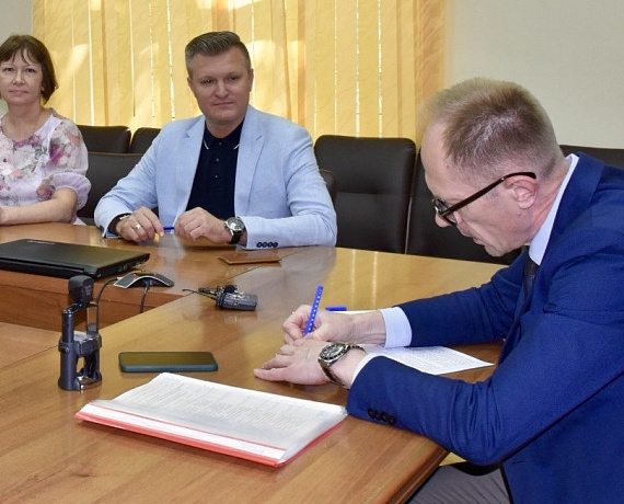 Кандидат в Губернаторы Астраханской области Владимир Сухарев сдал подписи
