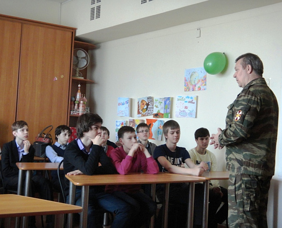 Урок мужества для озёрских школьников провели партийцы Челябинска