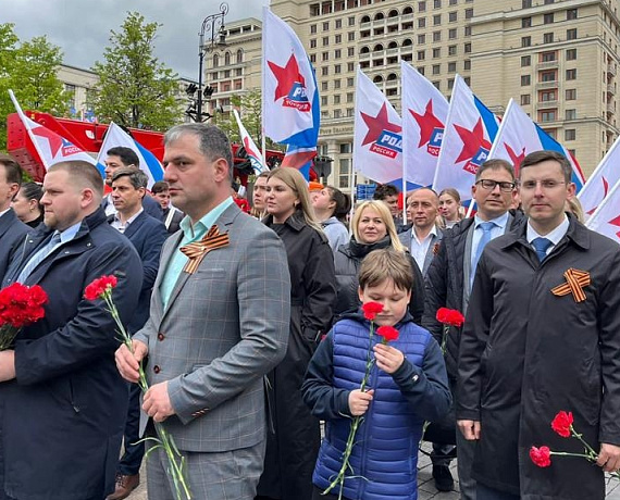 Соратники партии "РОДИНА" возложили венки и цветы к Могиле Неизвестного Солдата