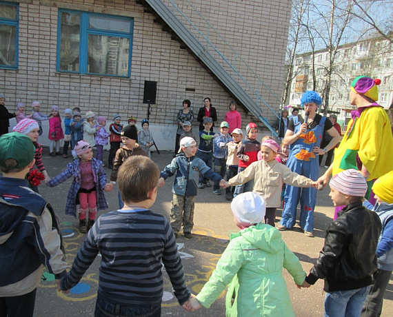 Новгородская "РОДИНА" подарила детскому саду игровую площадку