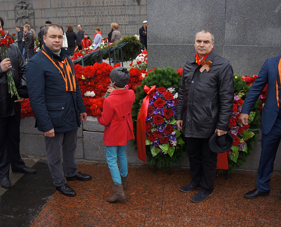 9 мая питерская "РОДИНА" возложила венки и цветы на Пискарёвском кладбище