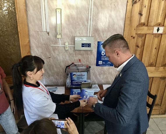 В ПЕРВЫЙ ДЕНЬ ГОЛОСОВАНИЯ КАНДИДАТ В ГУБЕРНАТОРЫ АСТРАХАНСКОЙ ОБЛАСТИ ВЛАДИМИР СУХАРЕВ ОБЪЕЗЖАЛ ИЗБИРАТЕЛЬНЫЕ УЧАСТКИ КРАСНОЯРСКОГО РАЙОНА