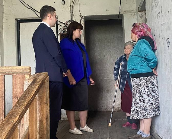 Новгородские соратники взяли на контроль ситуацию с аварийным домом в деревне Ермолино