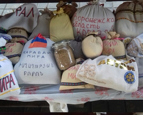 Волгоградские члены партии "РОДИНА" приняли участие в акции "Каравай мира"