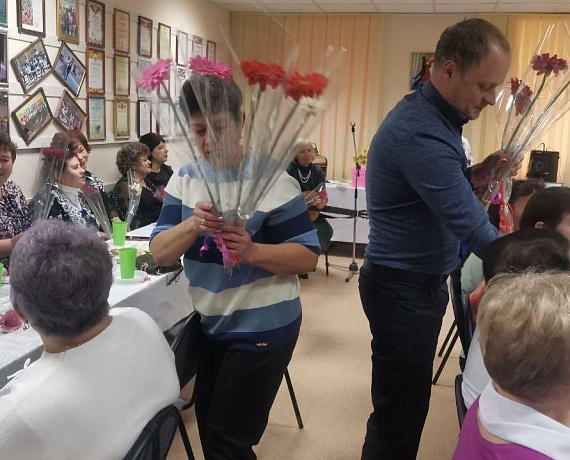 Воронежские депутаты поздравили из "Ретро-клуба 60+" с Днём матери