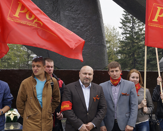 Омские родинцы возложили гирлянду к памятнику Солдата-Победителя