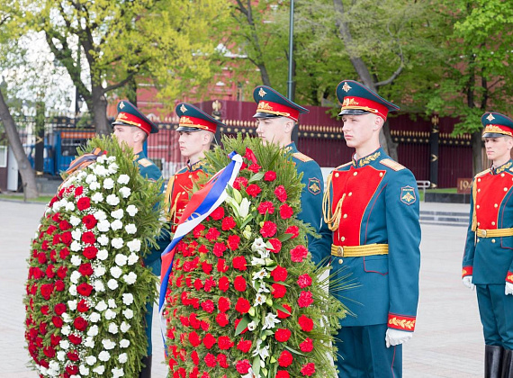 Представители "РОДИНЫ" возложили венки и цветы к могиле Неизвестного солдата, 06.05.2016
