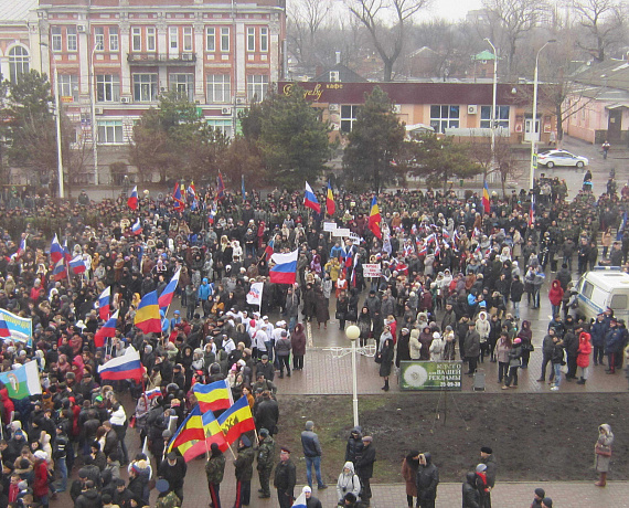Родинцы Новочеркасска вышли на митинг в поддержку Крыма