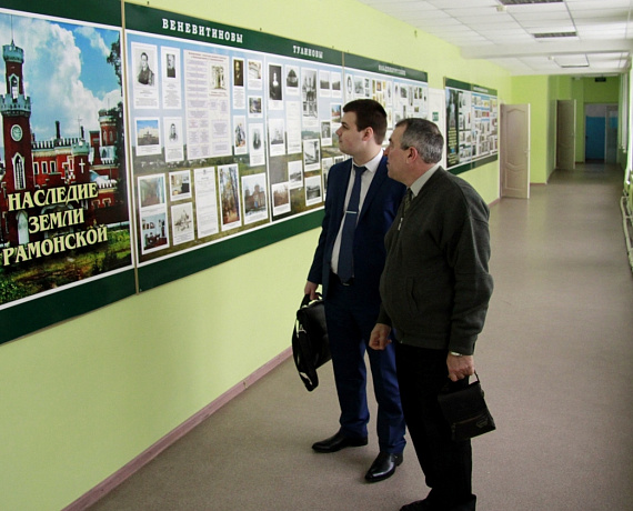 Журавлев передал призы участникам викторины в рамках Дня молодого избирателя