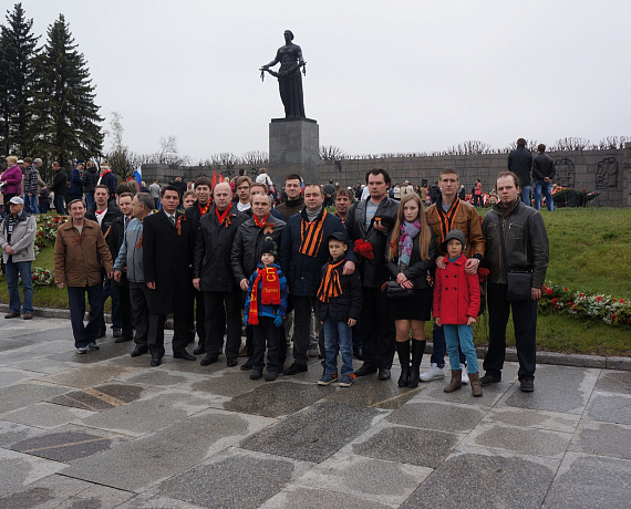 9 мая питерская "РОДИНА" возложила венки и цветы на Пискарёвском кладбище