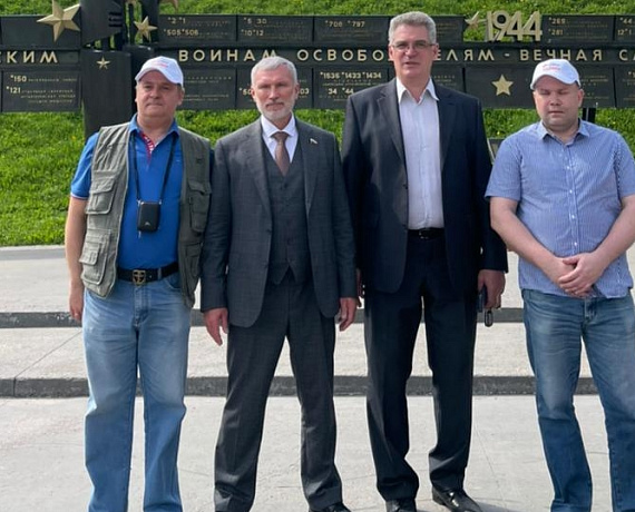 Алексей Журавлев с соратниками возложили цветы к Вечному огню в Новгородском Кремле