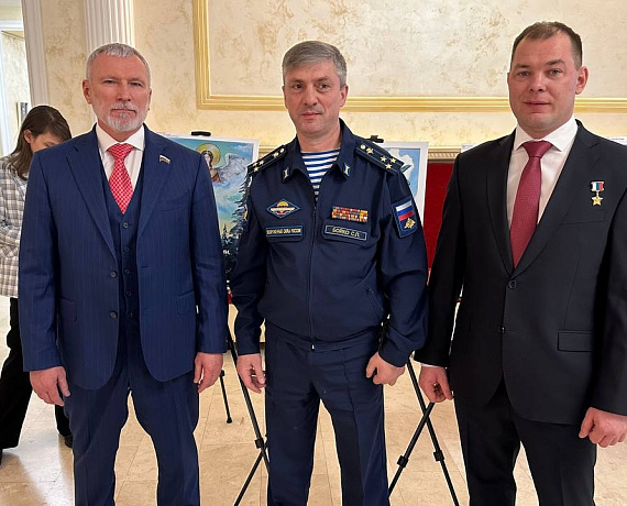 Алексей Журавлев наградил детей - участников творческого конкурса к Дню защитника Отечества