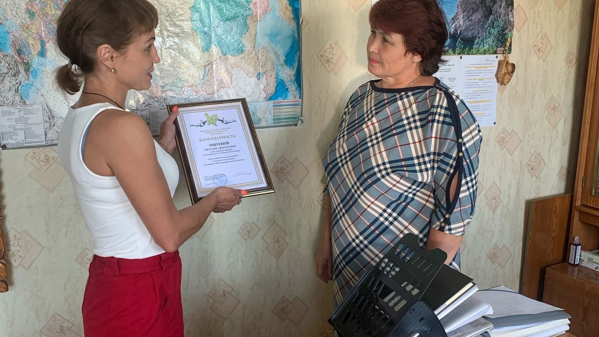 Ольга Сыкчина вручила землякам благодарственные письма ЗакСа Кировской области