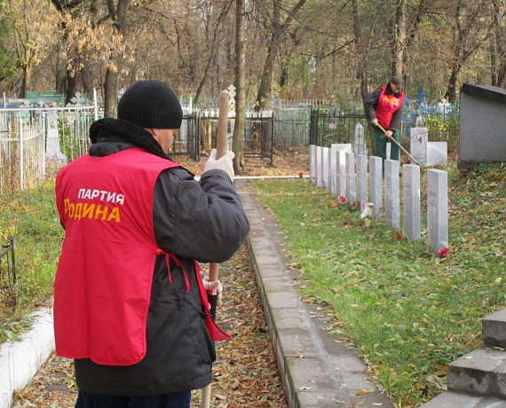 Ульяновские партийцы произвели уборку на могилах бойцов Второй мировой войны