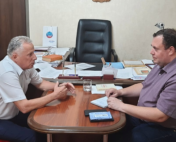 В Общественной палате Саратовской области состоялась встреча председателя реготделения партии Сергея Демина с Александром Бродом