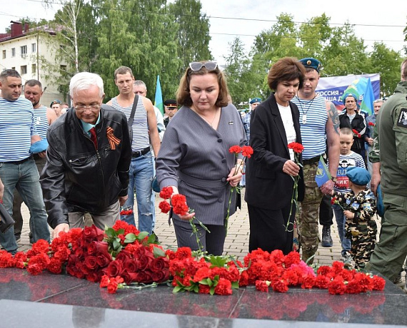 Елена Иванова возложила цветы к памятнику воинам-интернационалистам