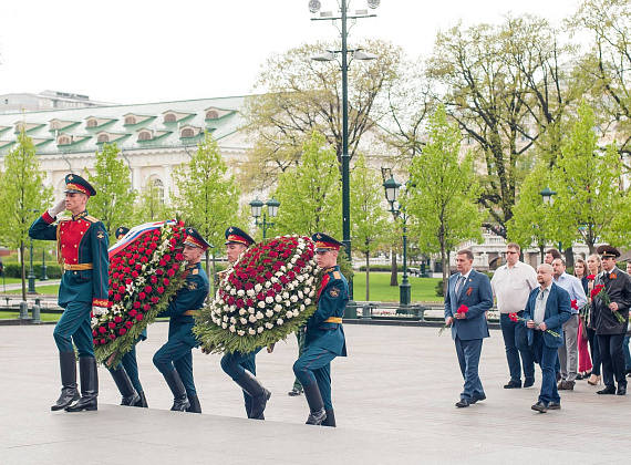 Представители "РОДИНЫ" возложили венки и цветы к могиле Неизвестного солдата, 06.05.2016