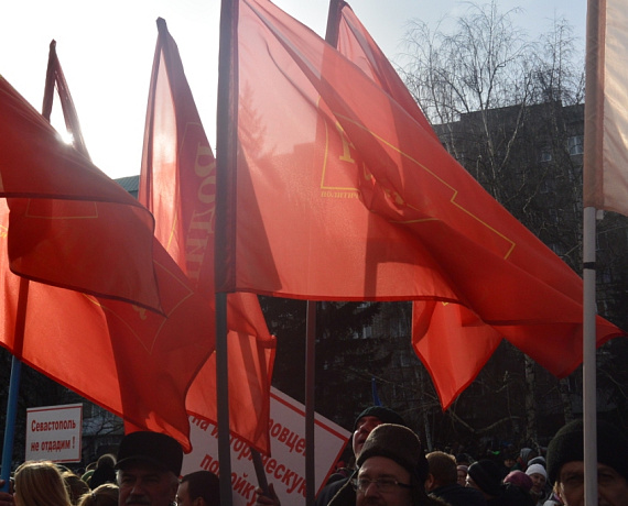 Красноярские партийцы пришли на митинг в поддержку Крыма
