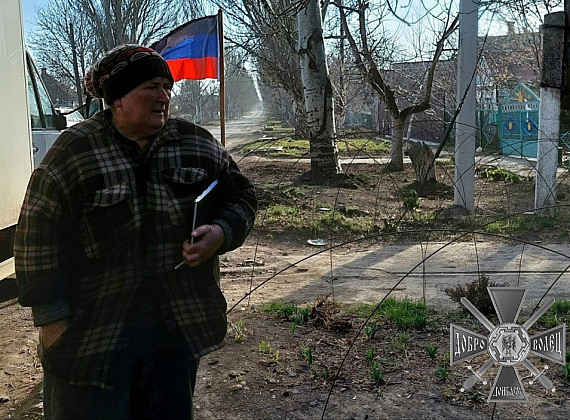 Журавлев с соратниками привезли гумпомощь в село Калиновка (ДНР, 29.03.2022)