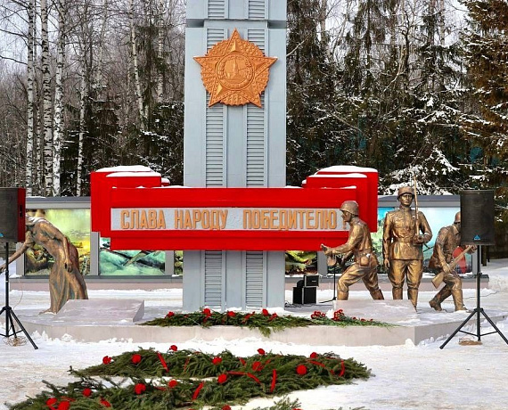 Владимир Михайлов в поселке Кугеси возложил цветы к памятнику погибшим воинам-землякам